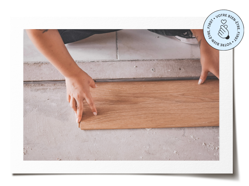 Morgane Dubreuil sur un chantier à Toulouse, vérifiant les finitions d'un aménagement sur-mesure.